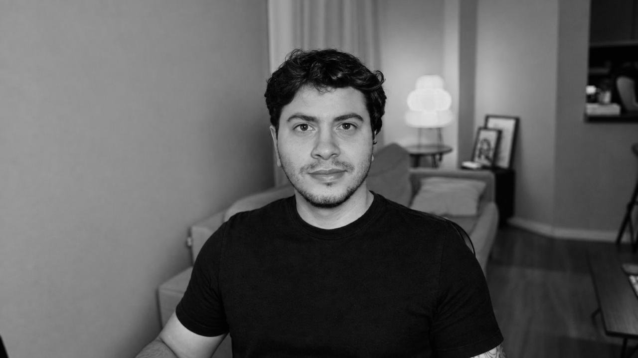 Retrato de Paulo Henrique Araújo em preto e branco
